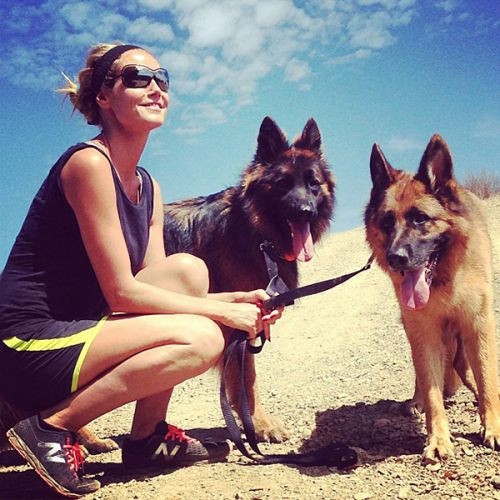 Trong khi đó, Heidi Klum lại đặt ra các bài tập chạy cùng hai chú cún để có được vóc dáng thon gọn và săn chắc