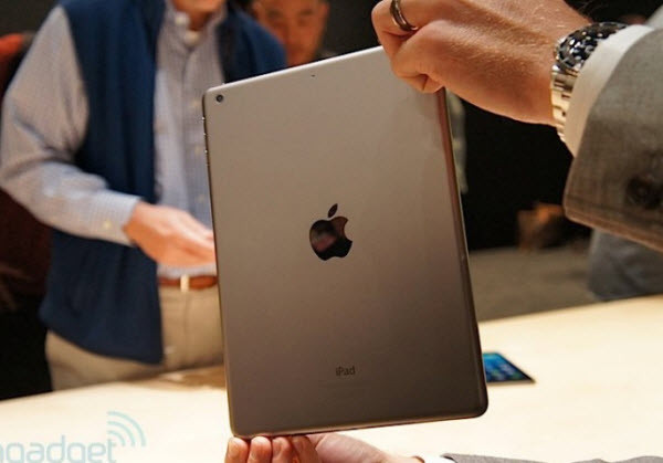 Mặt sau iPad Air có camera iSight 5 megapixel, ống kính khẩu độ f/2.4, hỗ trợ chụp ảnh HDR và quay video Full HD