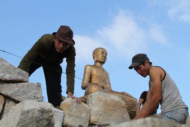 Tượng Phật hoàng Trần Nhân Tông vừa được hoàn thành. Việc thi công các công trình phụ trợ vẫn đang được tiếp tục và dự kiến khách thành vào đầu tháng 12/2013