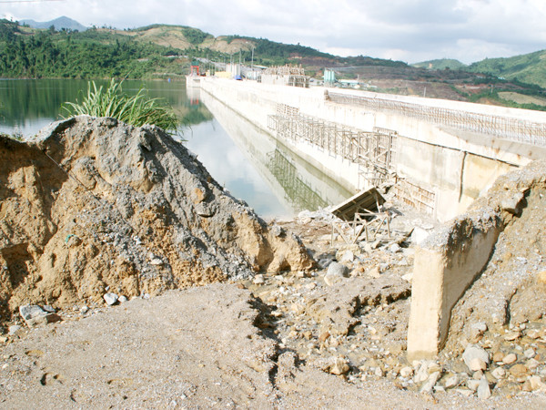 Thủy điện Sông Tranh 2 tích nước gây động đất, sụt lún núi đồi. Ảnh: Nguyễn Thành Thủy điện Sông Tranh 2 tích nước gây động đất, sụt lún núi đồi