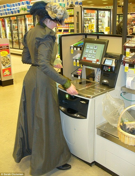 Sarah có lẽ sẽ khiến những người xung quanh tưởng cô là một diễn viên hoặc mới tham gia một sự kiện hóa trang