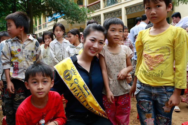 Á hậu 1 Dương Tú Anh và các em học sinh