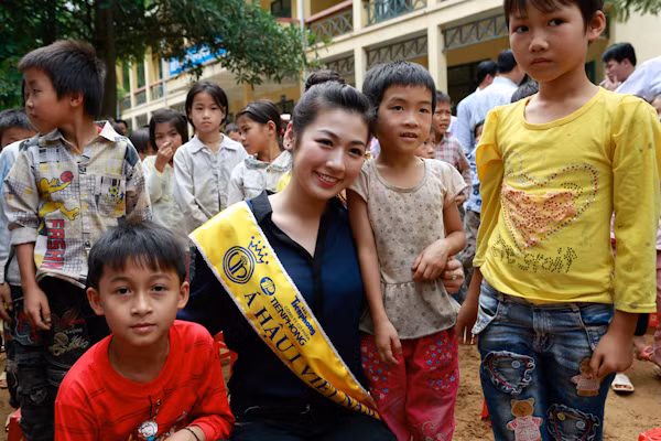 Á hậu 1 Dương Tú Anh và các em học sinh