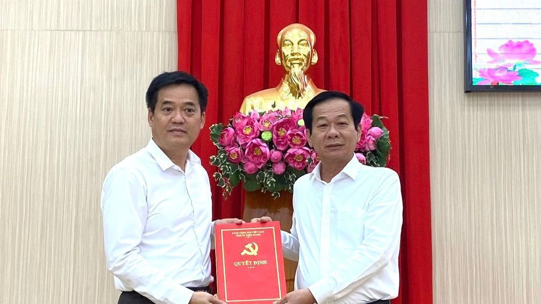Bí thư Tỉnh ủy Kiên Giang - Đỗ Thanh Bình (bên phải) trao quyết định cho ông Lê Quốc Anh. Bí thư Tỉnh ủy Kiên Giang - Đỗ Thanh Bình (bên phải) trao quyết định cho ông Lê Quốc Anh.