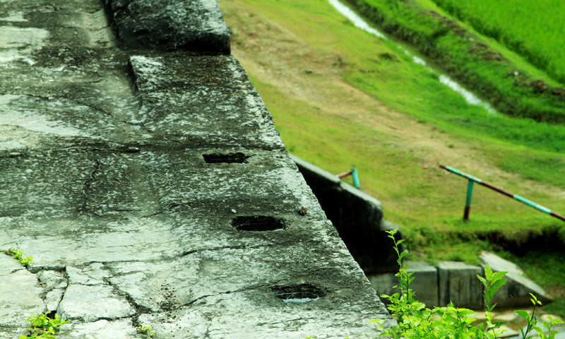 Trên cửa thành phía Nam còn vết tích của các chân lan can của một vọng lâu