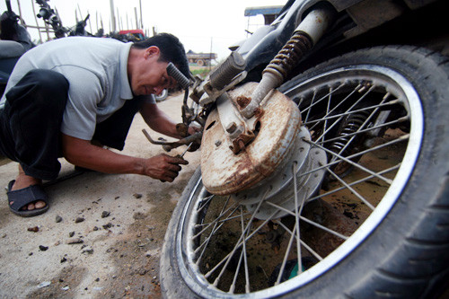Những chiếc xe còn chạy được, họ tận dụng làm lại máy để bán