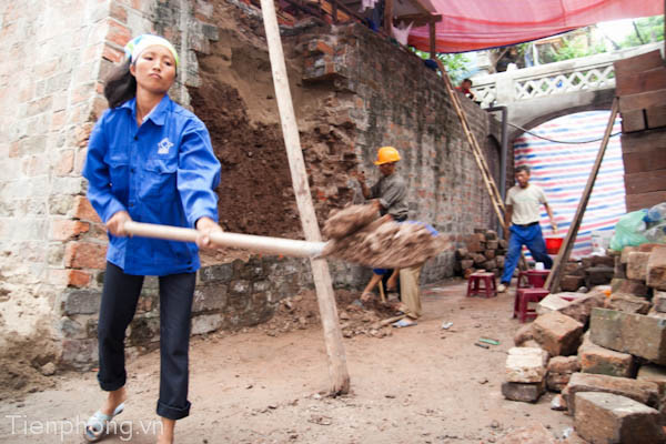 Toàn bộ số gạch đưa vào tu bổ được cho là gạch cổ lấy từ khu vực Thành cổ Thăng Long. Toàn bộ số gạch đưa vào tu bổ được cho là gạch cổ lấy từ khu vực Thành cổ Thăng Long.