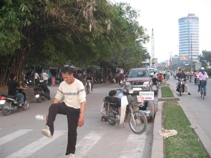 Thản nhiên chơi cầu trên đường Đào Duy Anh.