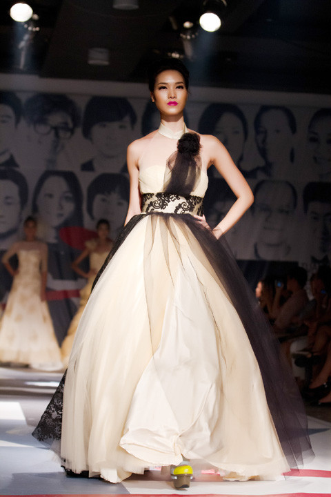 Thùy Dung giữ gương mặt lạnh và thần thái chuyên nghiệp trên sàn diễn