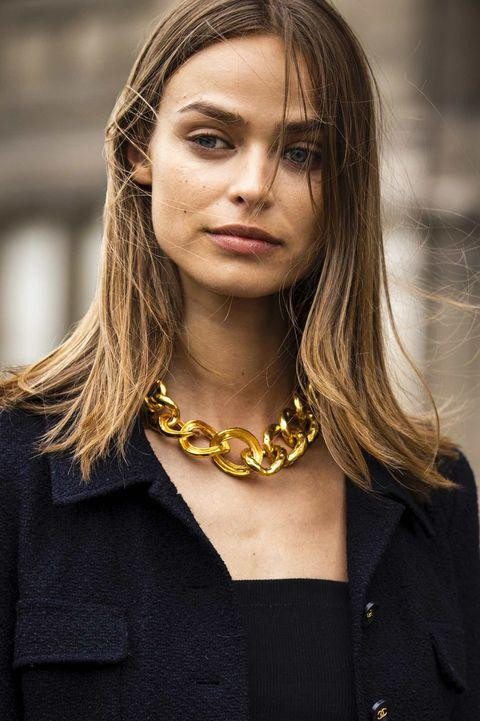 Chiếc choker tông vàng có khả năng nâng cấp hẳn trang phục của bạn. Chiếc choker tông vàng có khả năng nâng cấp hẳn trang phục của bạn.