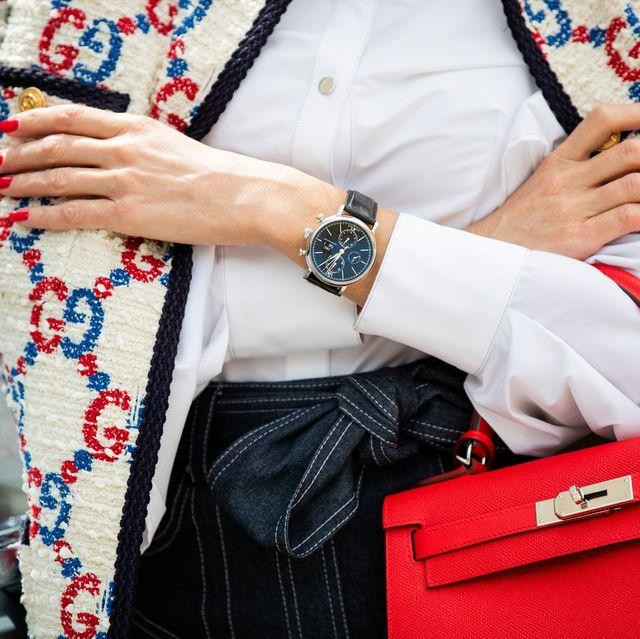 Một chiếc đồng hồ tốt vừa là trang sức vừa là món đồ đáng giá dùng được nhiều lần. Một chiếc đồng hồ tốt vừa là trang sức vừa là món đồ đáng giá dùng được nhiều lần.