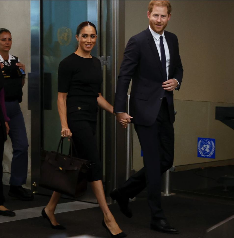 Dáng váy bút chì khá phổ biến, các chị em có thể tìm mua và học theo được.