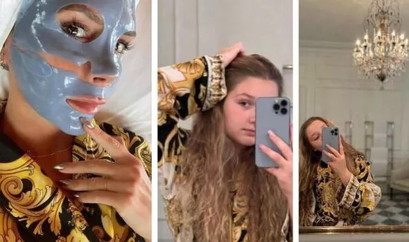 Harper mặc áo choàng Versace như mẹ.