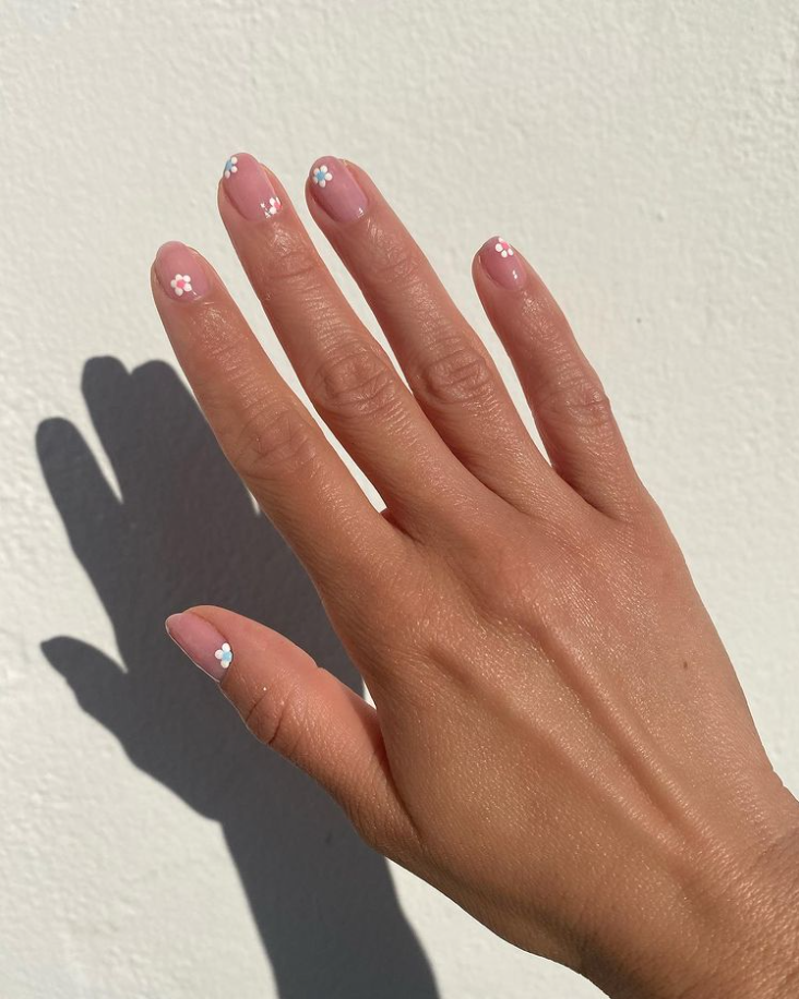 Bạn có thể dùng sơn hoặc thậm chí là sticker móng tay.