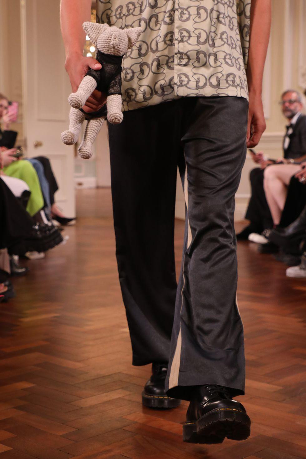 Corgi - thú cưng yêu thích của Nữ hoàng Anh được làm thành búp bê và đưa lên sàn diễn.