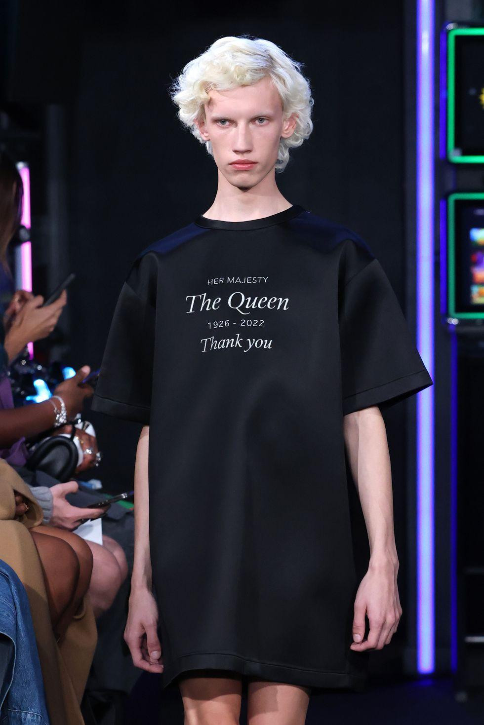 Thiết kế đơn giản được làm gấp để tưởng niệm Nữ hoàng Elizabeth II.