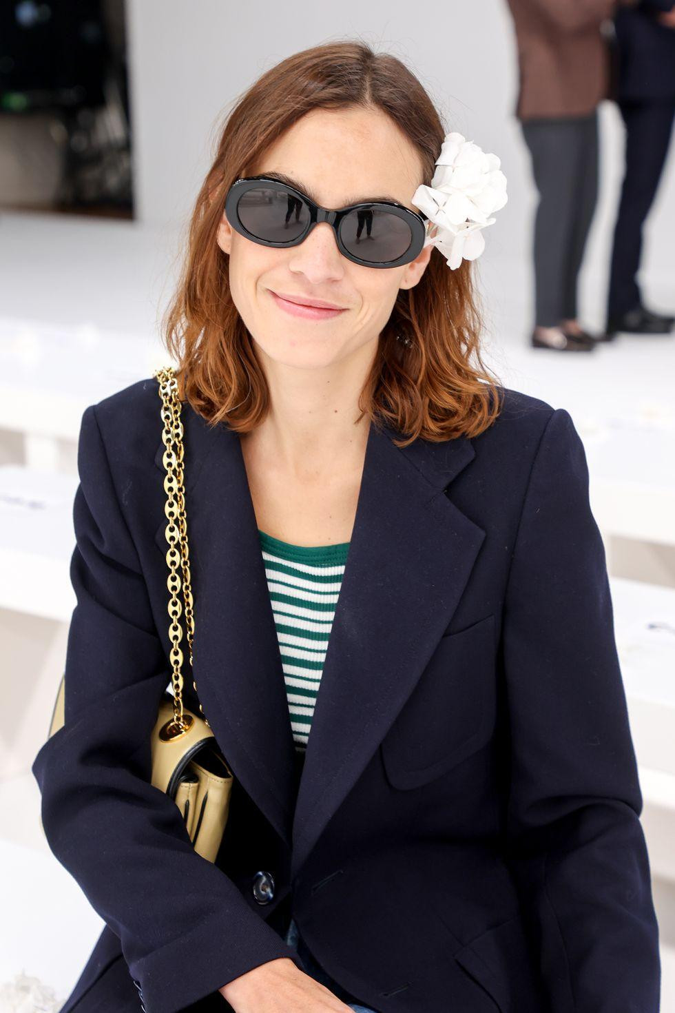 Nàng thơ số 1 nước Anh Alexa Chung cài hoa tưởng niệm Nữ hoàng Elizabeth II.