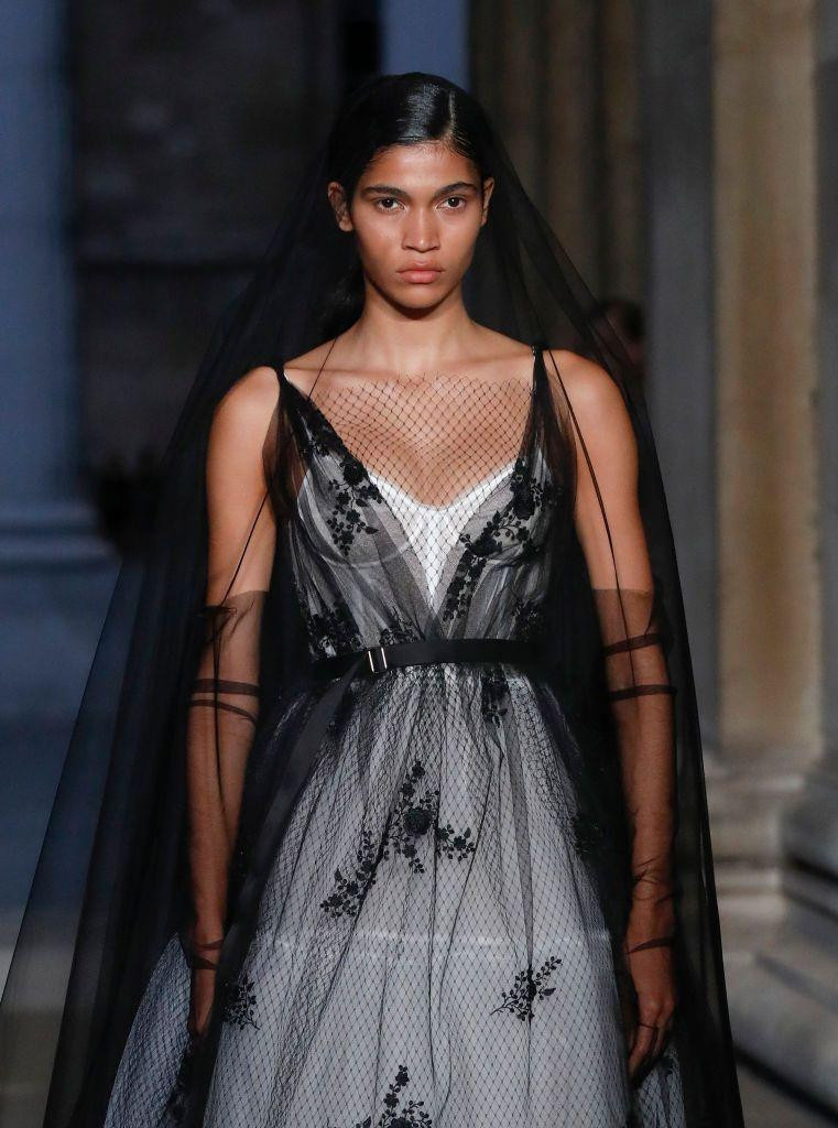 Erdem có ngôn ngữ thời trang riêng của mình khi bày tỏ sự tiếc thương Nữ hoàng Elizabeth II.