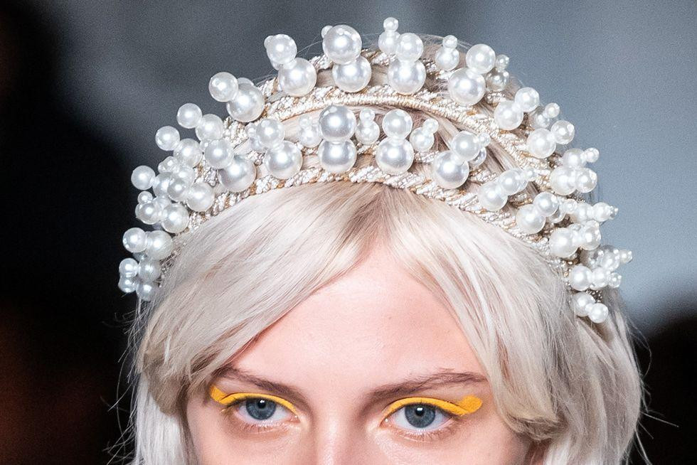 Băng đô 4 tầng mô phỏng vương miện rất thời trang của Paul &amp; Joe.