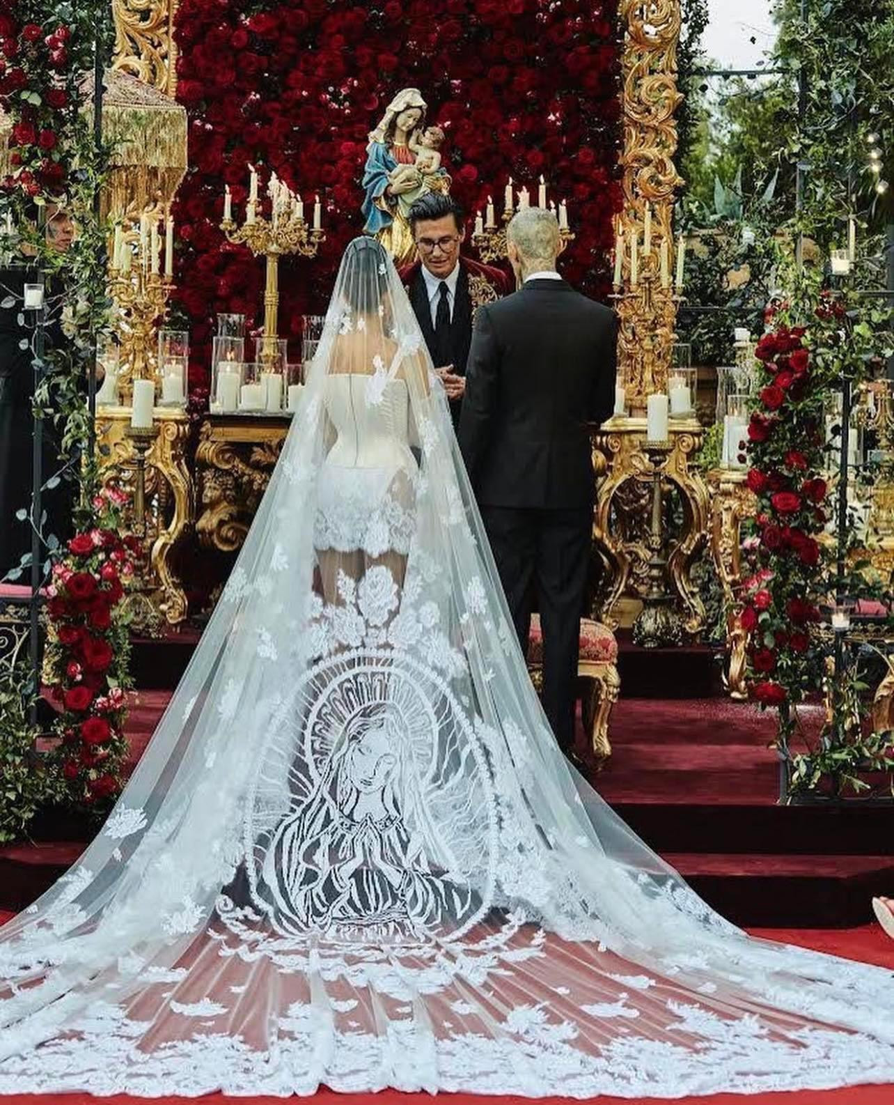 Chiếc váy cưới đậm tinh thần La Dolce Vita được Dolce & Gabbana làm riêng cho cô dâu. Chiếc váy cưới đậm tinh thần La Dolce Vita được Dolce & Gabbana làm riêng cho cô dâu.