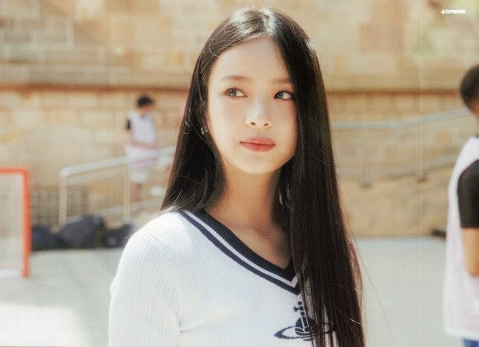 Hoặc thử đổi cách rẽ ngôi cũng khiến bản thân có đổi mới.