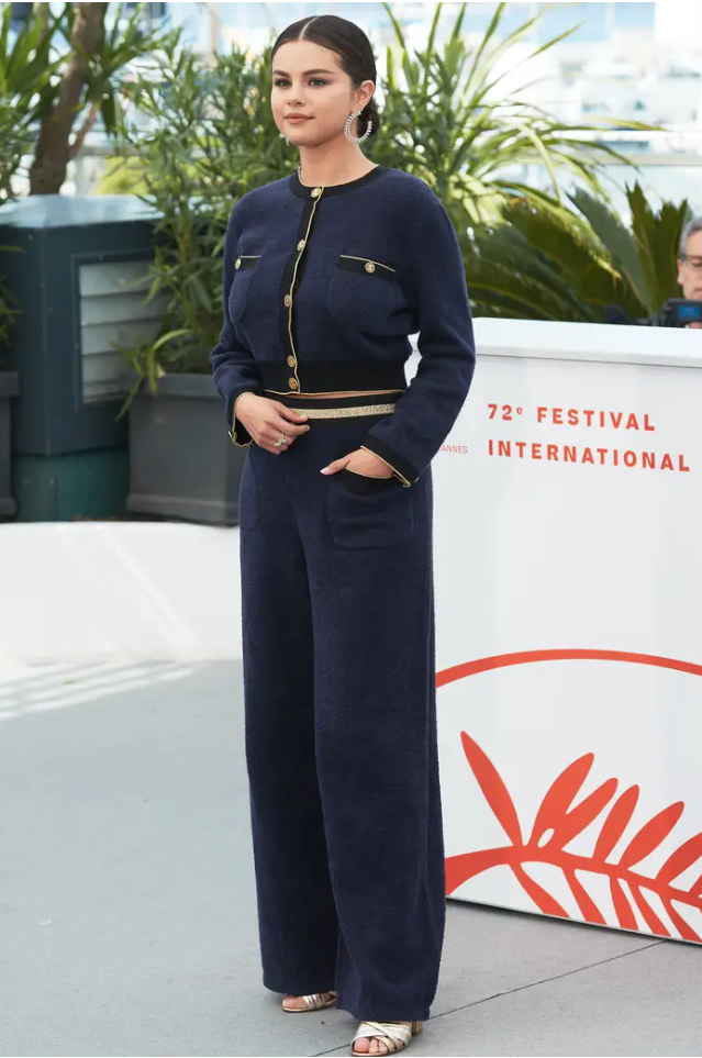 Nếu để ý bạn sẽ thấy Selena Gomez rất thường xuyên mang sandal hở ngón để trông cao hơn.