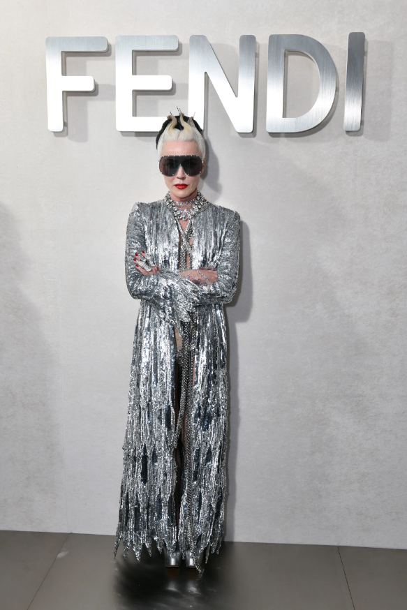 Show Fendi càng có thêm trọng lượng khi mời được Daphne Guiness, người phụ nữ quyền lực dòng họ Guiness và là một huyền thoại sống của làng thời trang.