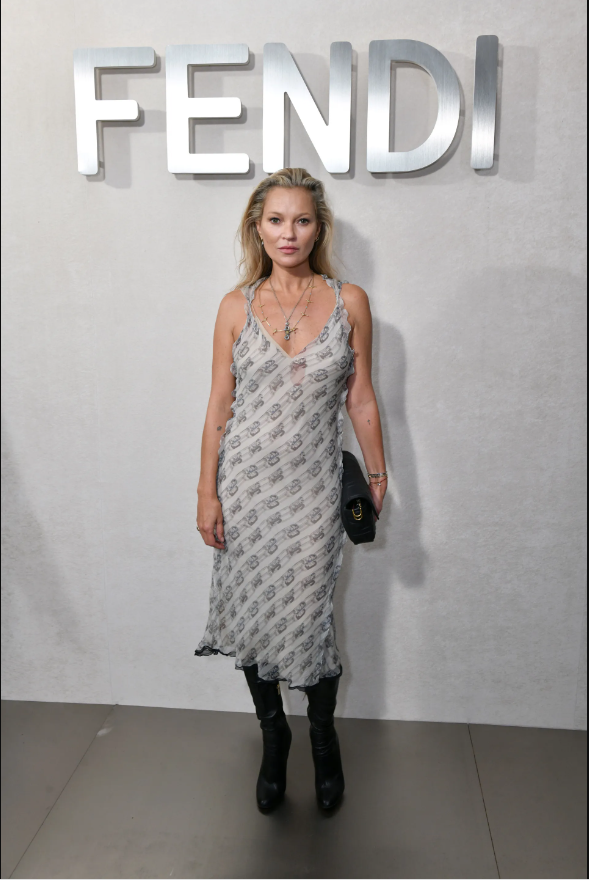 Kate Moss tại show Fendi, vẻ vintage rất tự nhiên của siêu mẫu thật sự là chữ ký cá nhân của cô.