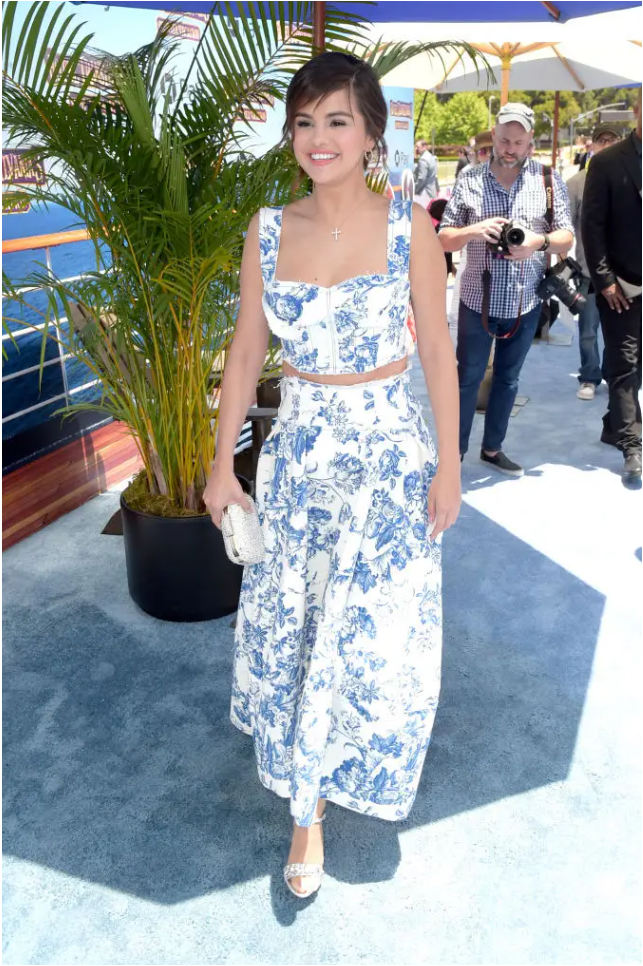 Đeo trang sức thanh mảnh và rất trung thành với sandal ánh bạc, Selena Gomez nhấn mạnh được nét quyến rũ nền nã cân bằng với họa tiết nổi bật.