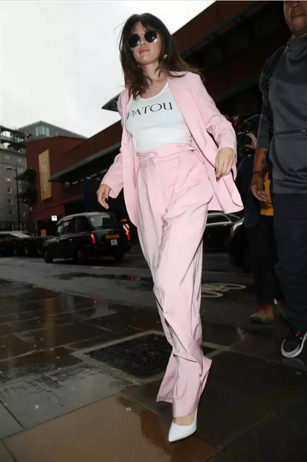 Mặc áo thun trắng thì có ngay blazer để bù lại.