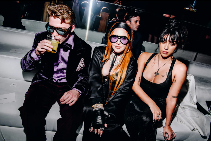 Rocco Ritchie, Madonna và Lourdes Leon tại Tom Ford. Madonna vẫn nổi loạn bất chấp tuổi tác.