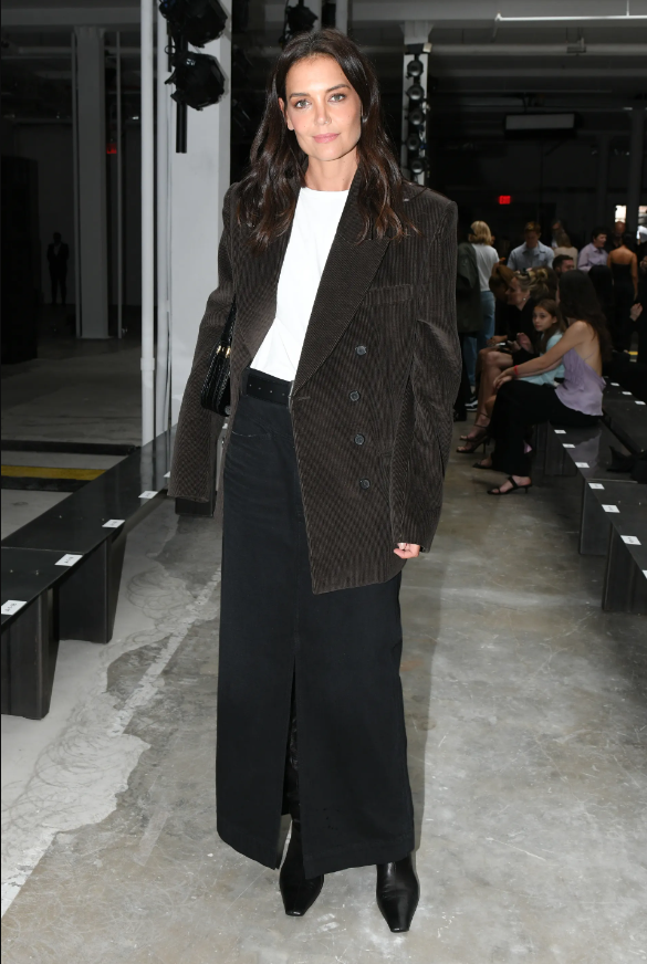 Sau đó xuất hiện với vẻ dịu dàng dễ mến tại show của Khaite.