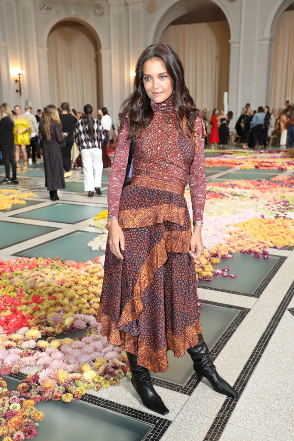 Katie Holmes một lần nữa đẹp quyến rũ tại show của Ulla Johnson.