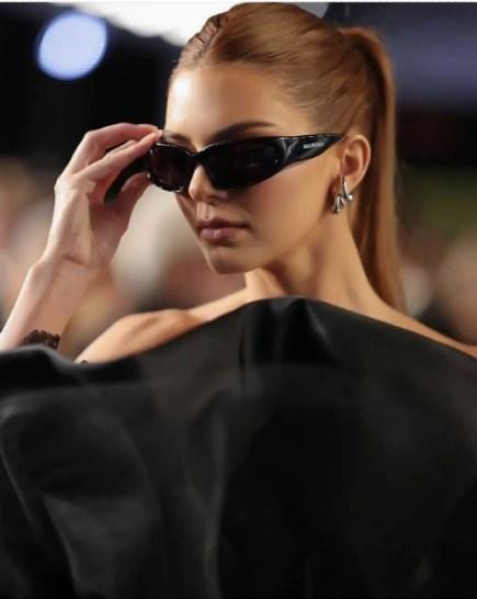 Kendal cực ngầu, bùng nổ khắp cõi mạng. Kendal cực ngầu, bùng nổ khắp cõi mạng.