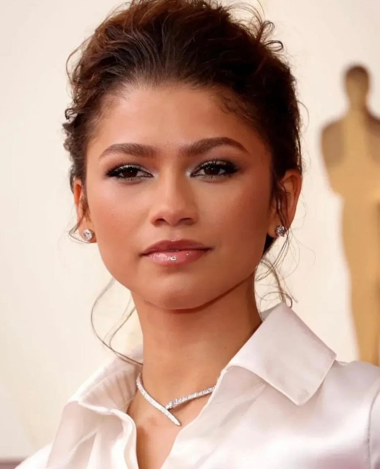 Kiểu make-up nhẹ nhàng, son bóng nhẹ làm tổng thể Zendaya vô cùng quyến rũ.