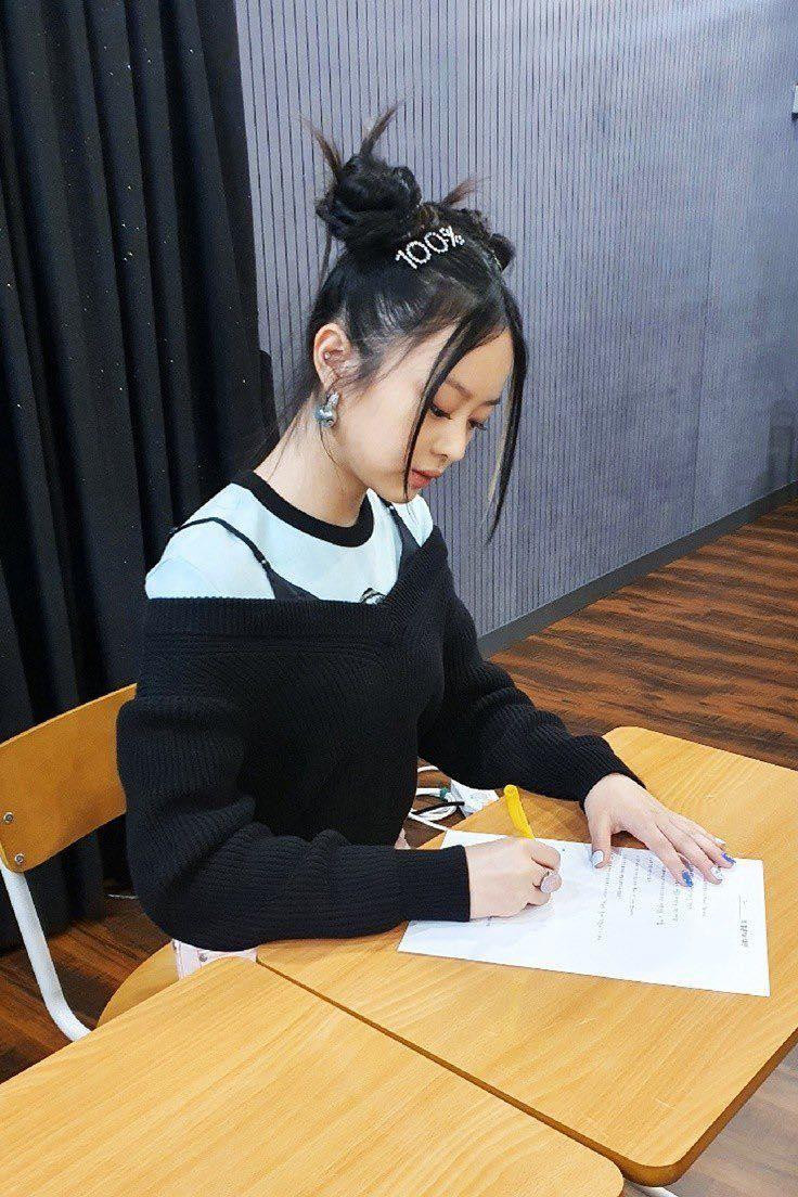 Búi tóc cao giúp bạn mát mẻ thoải mái hơn.