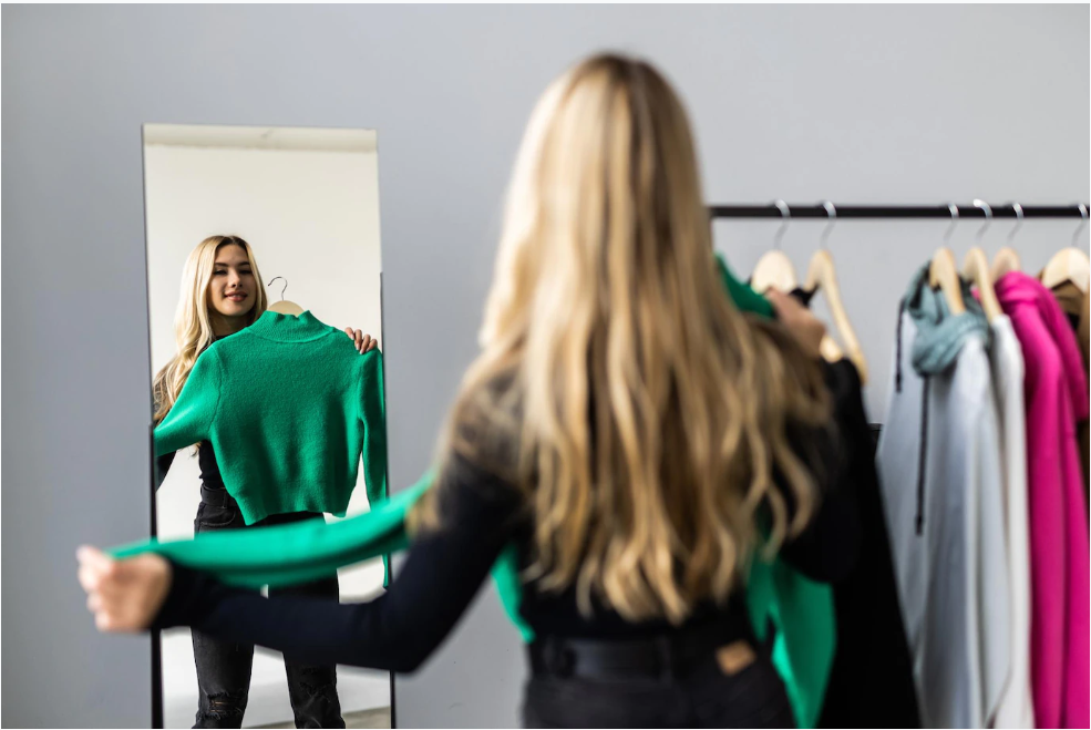 Gương trong shop đã là gương ma thuật mà còn lộ khuyết điểm thì về nhà đồ sẽ còn xấu hơn. Gương trong shop đã là gương ma thuật mà còn lộ khuyết điểm thì về nhà đồ sẽ còn xấu hơn.