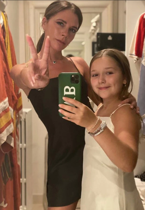 Cổ tay của Harper Beckham tiết lộ rất nhiều điều.