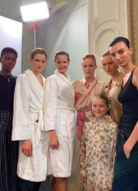 Hình ảnh gây tranh cãi khi Vic cho Harper vào hậu trường chụp với người mẫu. Nhưng công chúng lo bằng thừa!