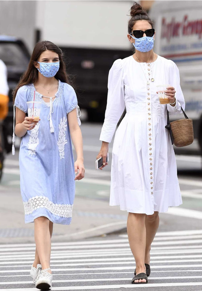 Katie Holmes ăn mặc thoải mái khi ra đường cùng con gái.