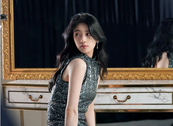 Dù có chọn màu đen cũng hãy chọn lấp lánh hoặc phụ kiện màu sáng. Dù có chọn màu đen cũng hãy chọn lấp lánh hoặc phụ kiện màu sáng.