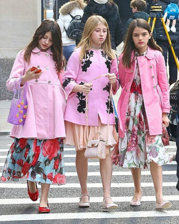 Suri có một đời sống tiểu thư thành thị đủ đầy, cuộc sống xã hội phong phú với hội bạn rich kid.