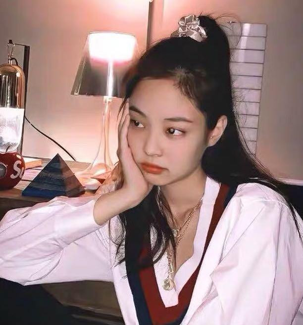 Với scrunchies, chỉ cần cột tóc cao đã ra kiểu.