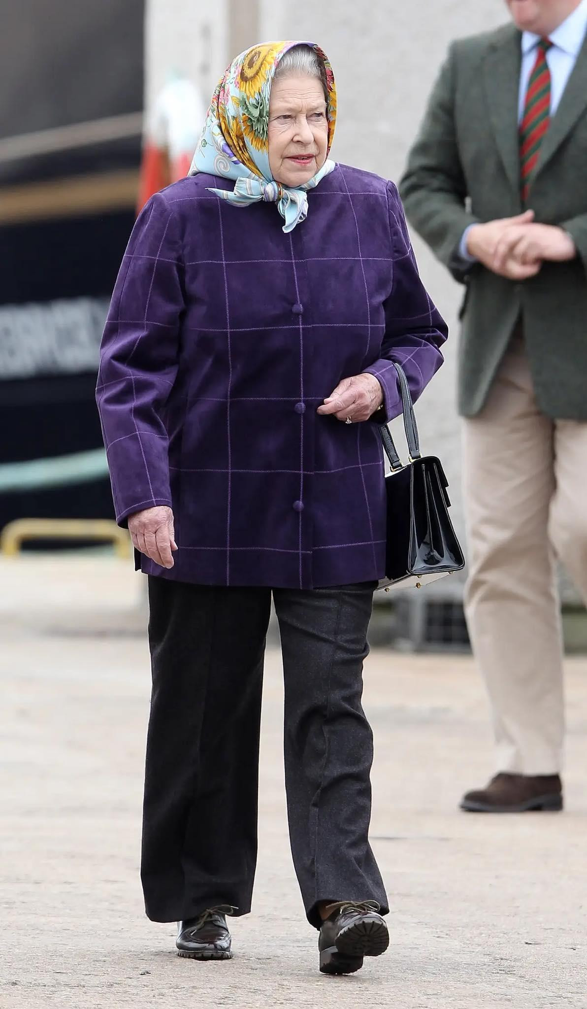 Những lần hiếm hoi Nữ hoàng Anh mặc quần tây.