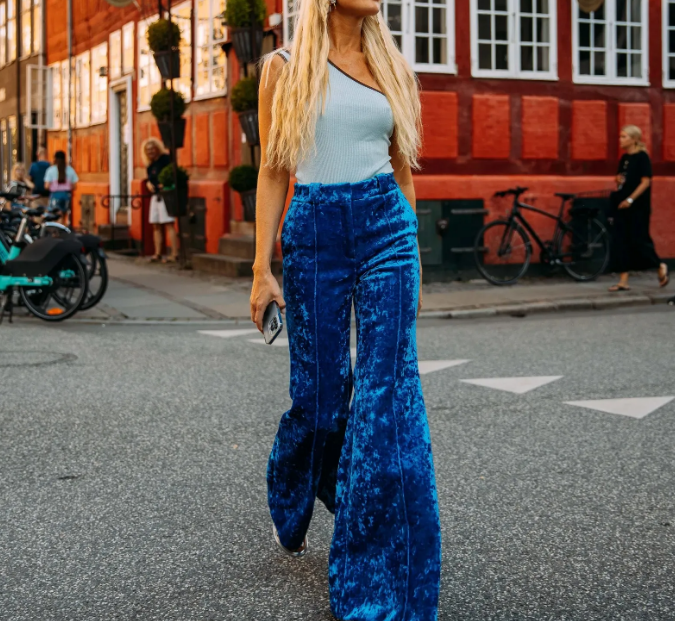 Mặc toàn tông xanh sẽ đảm bảo bạn bắt kịp xu hướng Thu - Đông 2022.