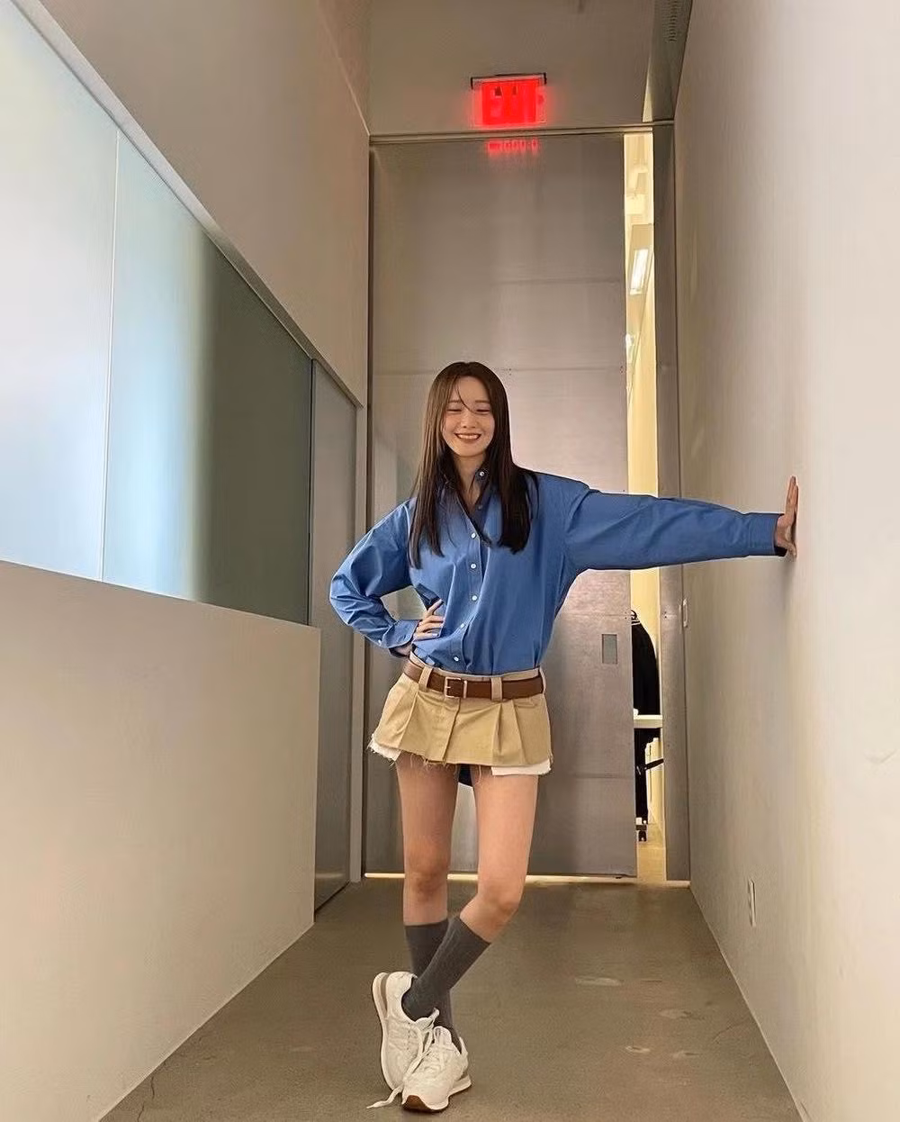Yoona cực kỳ đáng yêu với set mang phong cách kiểu học đường của Miu Miu.