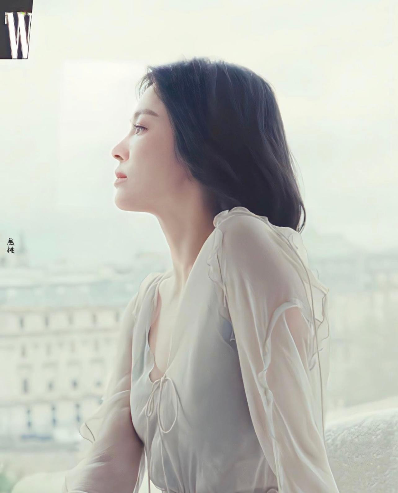 Hình ảnh mới nhất của Song Hye Kyo, tuy không chọn chiếc áo này xuất hiện ở sự kiện nhưng vẫn là một thiết kế áo cổ chữ V giúp cô trông thanh mảnh hơn.