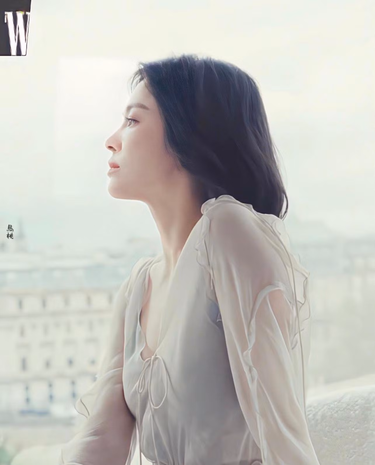 Hình ảnh mới nhất của Song Hye Kyo, tuy không chọn chiếc áo này xuất hiện ở sự kiện nhưng vẫn là một thiết kế áo cổ chữ V giúp cô trông thanh mảnh hơn.