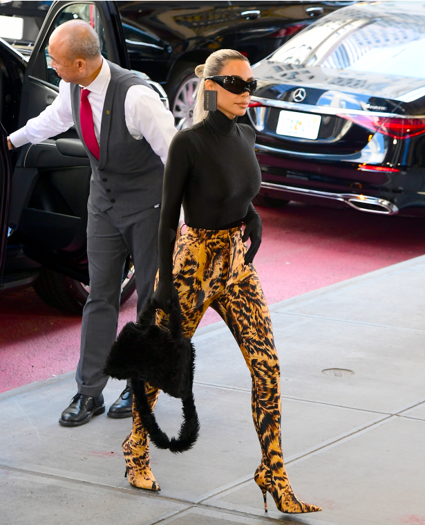 Đeo khuyên tai giá 425 USD, xách túi 2.300 USD, nhất cử nhất động của Kim đều được quan tâm.