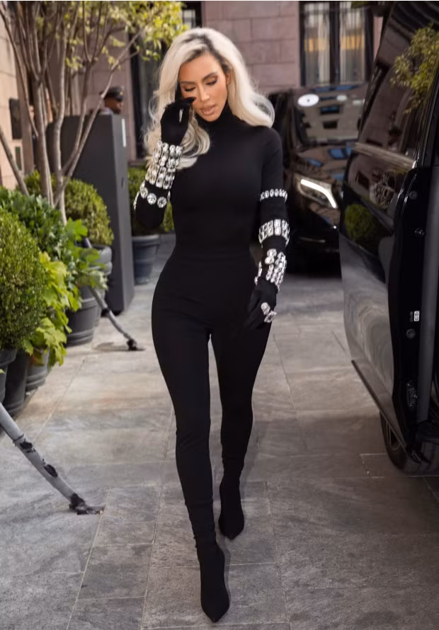 Bộ catsuit khoe eo siêu nhỏ của Kim, bước ra từ văn phòng Dolce &amp; Gabbana.